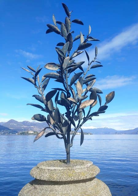 Lago Maggiore Blick von der Isola Bella Blumenornament vor blauem See und blaumen Himmel